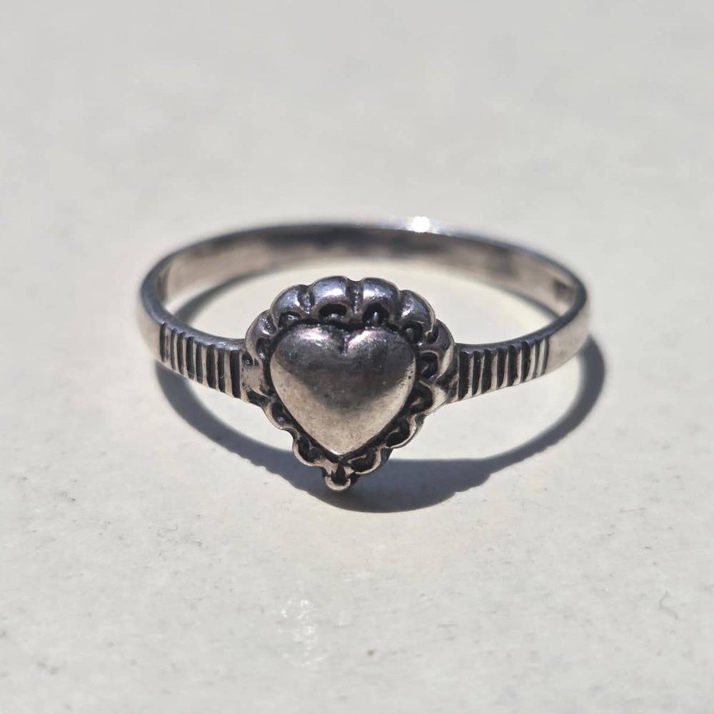 Vintage 925 Sterling Silver Heart Ring Size 8 Silver Scalloped Etched Band